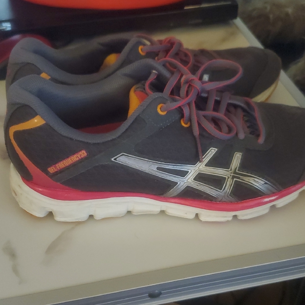 Asics Womens Q263N Running/Walking Gel Frequency 33 Shoes. Size 8.  EUC.